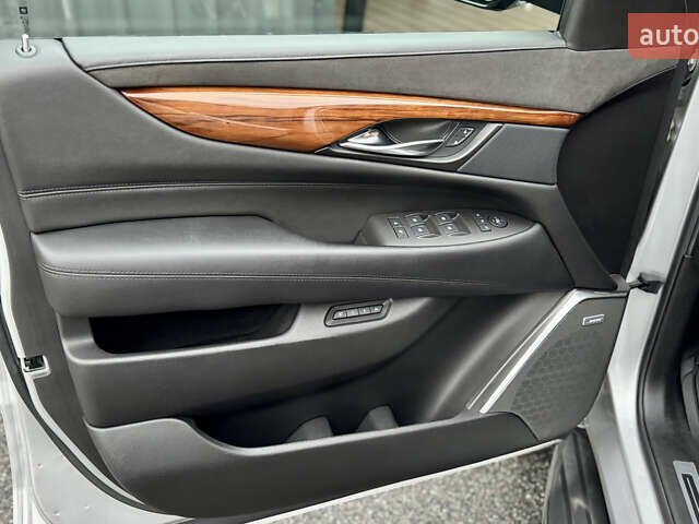 Серый Кадиллак Эскалейд, объемом двигателя 6.16 л и пробегом 67 тыс. км за 41900 $, фото 22 на Automoto.ua