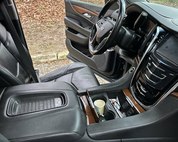 Серый Кадиллак Эскалейд, объемом двигателя 6.16 л и пробегом 176 тыс. км за 49500 $, фото 17 на Automoto.ua