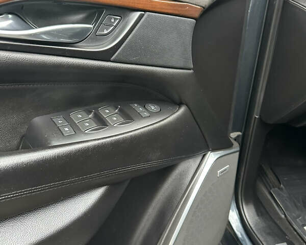 Серый Кадиллак Эскалейд, объемом двигателя 6.16 л и пробегом 176 тыс. км за 49500 $, фото 11 на Automoto.ua