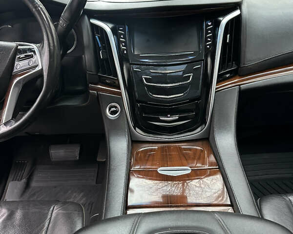 Серый Кадиллак Эскалейд, объемом двигателя 6.16 л и пробегом 176 тыс. км за 49500 $, фото 15 на Automoto.ua