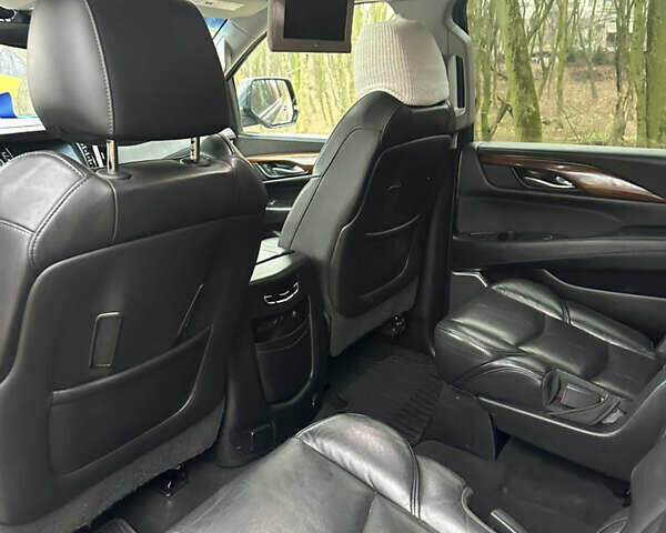 Серый Кадиллак Эскалейд, объемом двигателя 6.16 л и пробегом 176 тыс. км за 49500 $, фото 18 на Automoto.ua