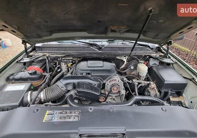 Зеленый Кадиллак Эскалейд, объемом двигателя 6.2 л и пробегом 252 тыс. км за 15000 $, фото 2 на Automoto.ua