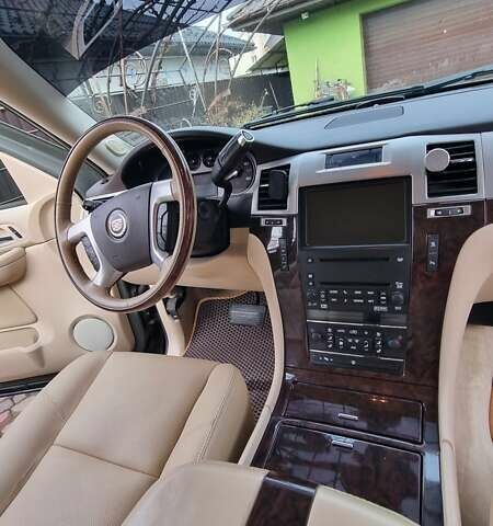 Зеленый Кадиллак Эскалейд, объемом двигателя 6.2 л и пробегом 252 тыс. км за 15000 $, фото 21 на Automoto.ua