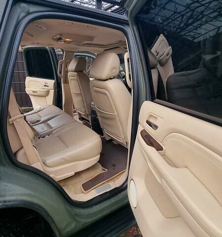 Зеленый Кадиллак Эскалейд, объемом двигателя 6.2 л и пробегом 252 тыс. км за 15000 $, фото 7 на Automoto.ua