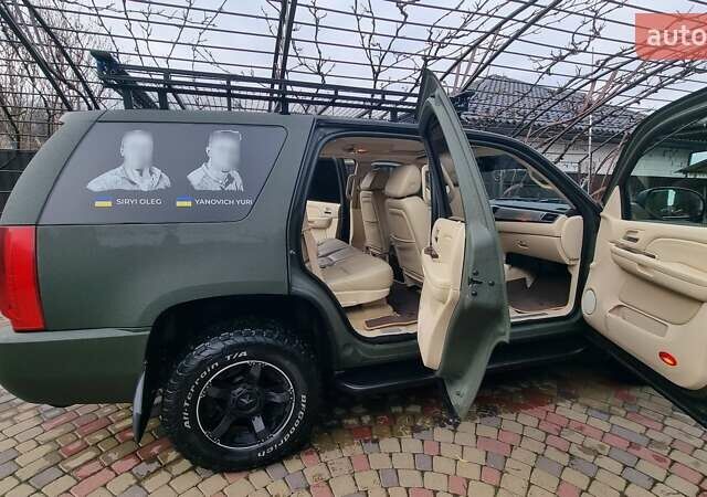 Зеленый Кадиллак Эскалейд, объемом двигателя 6.2 л и пробегом 252 тыс. км за 15000 $, фото 1 на Automoto.ua