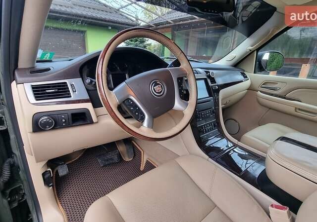 Зеленый Кадиллак Эскалейд, объемом двигателя 6.2 л и пробегом 252 тыс. км за 15000 $, фото 12 на Automoto.ua