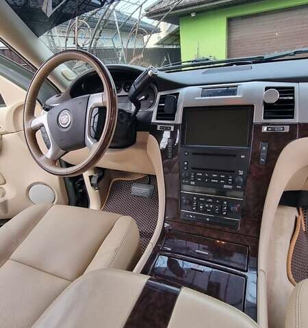 Зеленый Кадиллак Эскалейд, объемом двигателя 6.2 л и пробегом 252 тыс. км за 15000 $, фото 17 на Automoto.ua