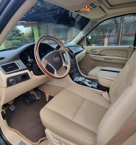 Зеленый Кадиллак Эскалейд, объемом двигателя 6.2 л и пробегом 252 тыс. км за 15000 $, фото 22 на Automoto.ua