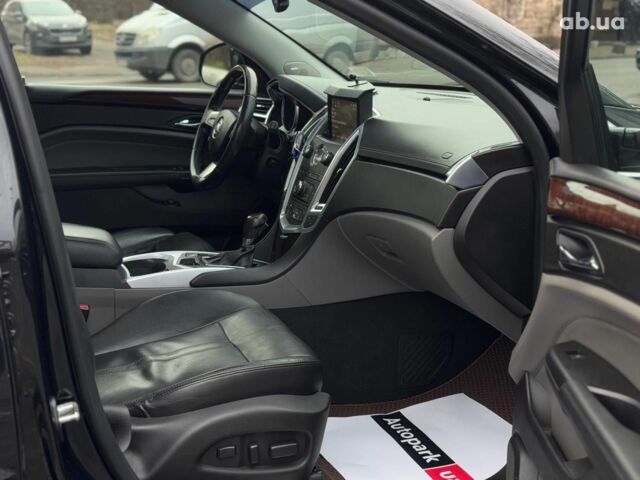 Чорний Каділак SRX, об'ємом двигуна 3 л та пробігом 195 тис. км за 10790 $, фото 5 на Automoto.ua