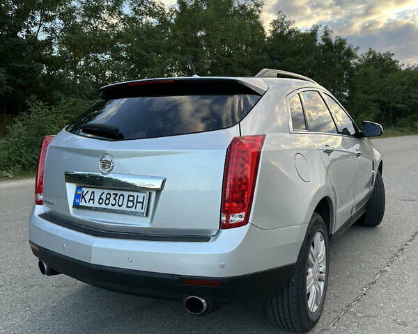 Сірий Каділак SRX, об'ємом двигуна 3 л та пробігом 244 тис. км за 11000 $, фото 3 на Automoto.ua
