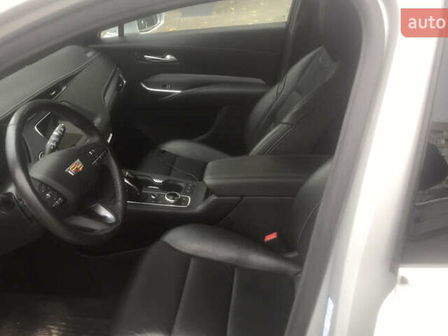 Серый Кадиллак XT4, объемом двигателя 2 л и пробегом 42 тыс. км за 23000 $, фото 3 на Automoto.ua