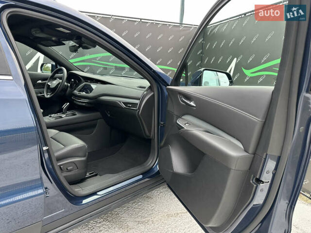 Синий Кадиллак XT4, объемом двигателя 2 л и пробегом 47 тыс. км за 26999 $, фото 5 на Automoto.ua