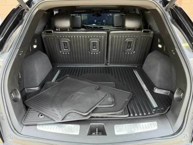 Чорний Каділак XT5, об'ємом двигуна 3.6 л та пробігом 27 тис. км за 7000 $, фото 6 на Automoto.ua