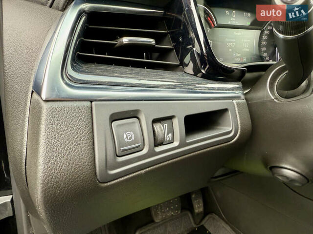 Черный Кадиллак XT5, объемом двигателя 2 л и пробегом 95 тыс. км за 22500 $, фото 32 на Automoto.ua