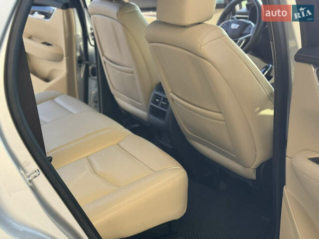 Сірий Каділак XT5, об'ємом двигуна 3.65 л та пробігом 50 тис. км за 18500 $, фото 17 на Automoto.ua