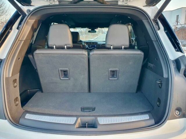 Белый Кадиллак XT6, объемом двигателя 3.6 л и пробегом 33 тыс. км за 32000 $, фото 2 на Automoto.ua