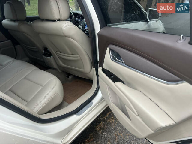 Белый Кадиллак ХТС, объемом двигателя 3.56 л и пробегом 130 тыс. км за 12000 $, фото 15 на Automoto.ua
