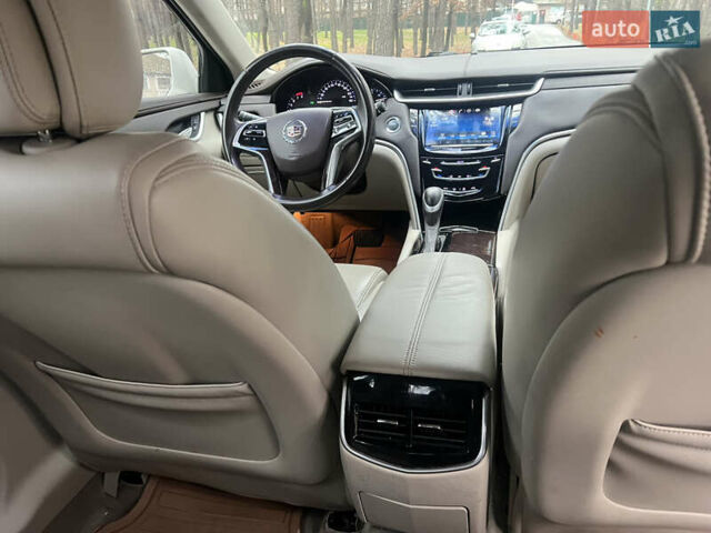 Белый Кадиллак ХТС, объемом двигателя 3.56 л и пробегом 130 тыс. км за 12000 $, фото 11 на Automoto.ua