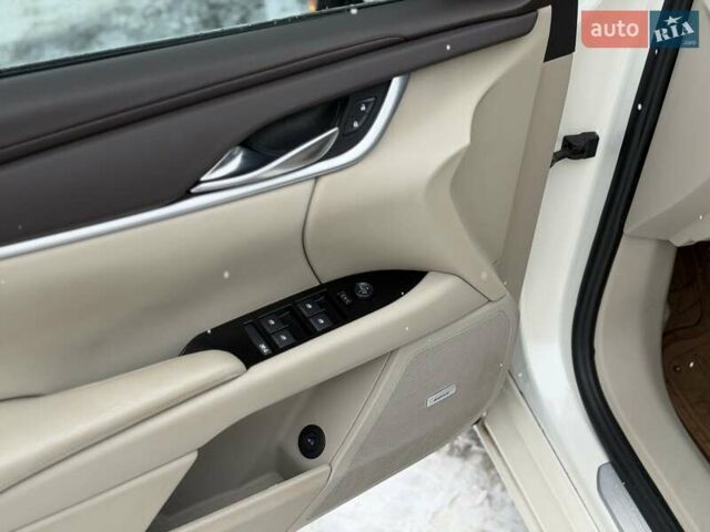 Білий Каділак ХТС, об'ємом двигуна 3.56 л та пробігом 165 тис. км за 9799 $, фото 11 на Automoto.ua