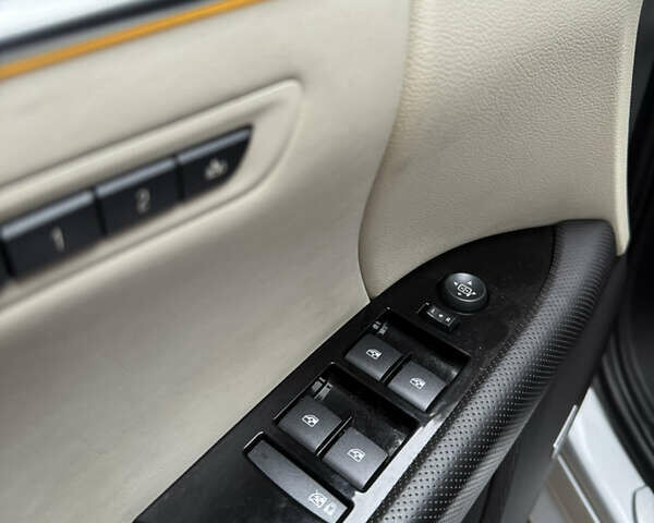 Серый Кадиллак ХТС, объемом двигателя 3.6 л и пробегом 229 тыс. км за 15900 $, фото 32 на Automoto.ua