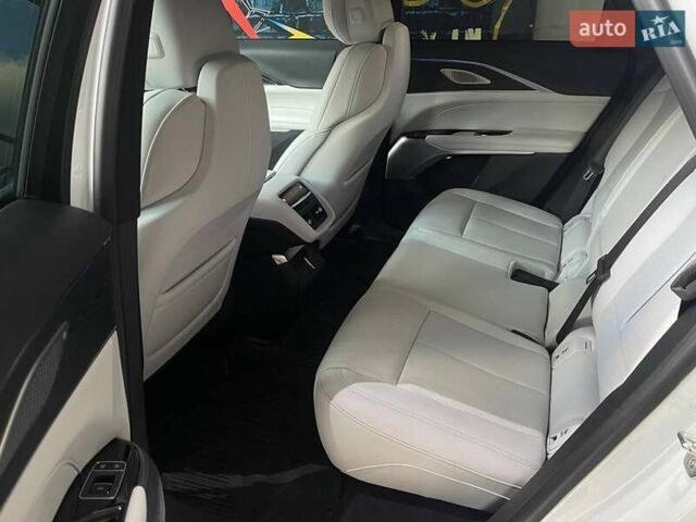 Белый Кадиллак Lyriq, объемом двигателя 0 л и пробегом 6 тыс. км за 47499 $, фото 23 на Automoto.ua