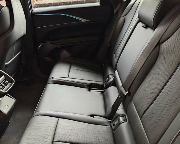 Черный Кадиллак Lyriq, объемом двигателя 0 л и пробегом 12 тыс. км за 41000 $, фото 15 на Automoto.ua