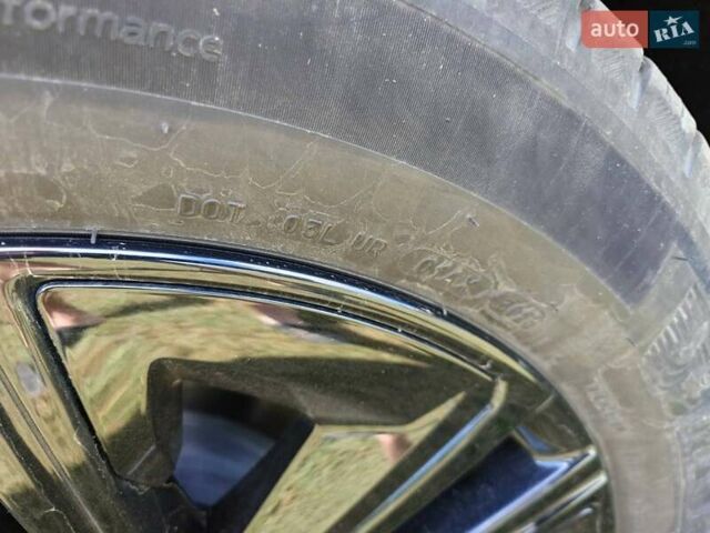 Серый Кадиллак Lyriq, объемом двигателя 0 л и пробегом 13 тыс. км за 41800 $, фото 5 на Automoto.ua
