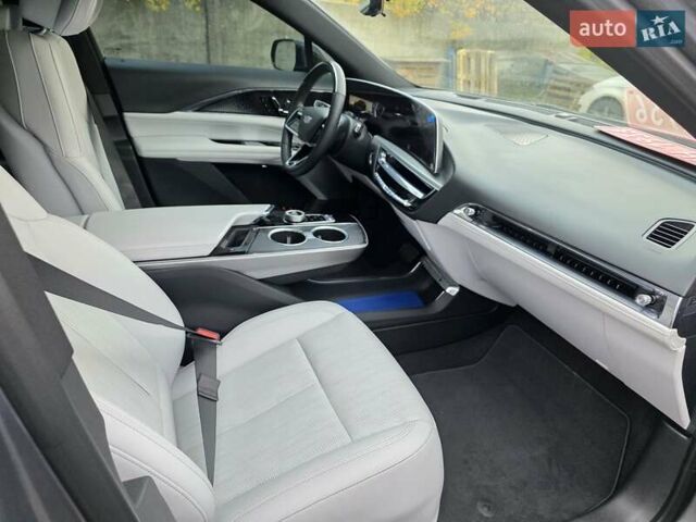 Серый Кадиллак Lyriq, объемом двигателя 0 л и пробегом 24 тыс. км за 35500 $, фото 5 на Automoto.ua