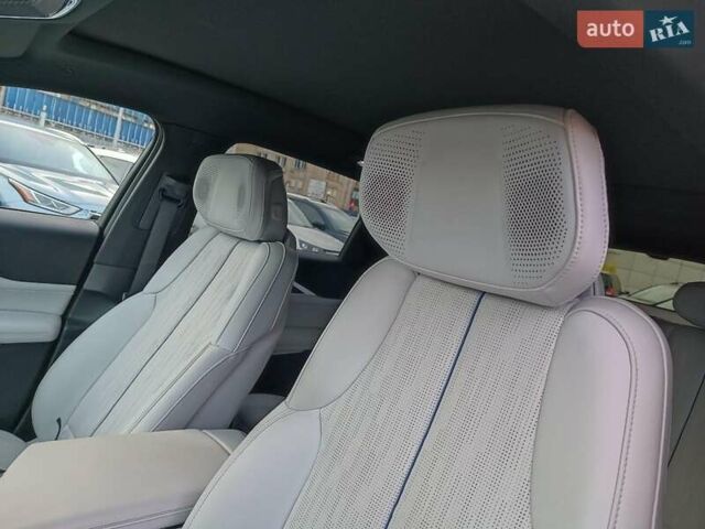 Синий Кадиллак Lyriq, объемом двигателя 0 л и пробегом 25 тыс. км за 45280 $, фото 21 на Automoto.ua