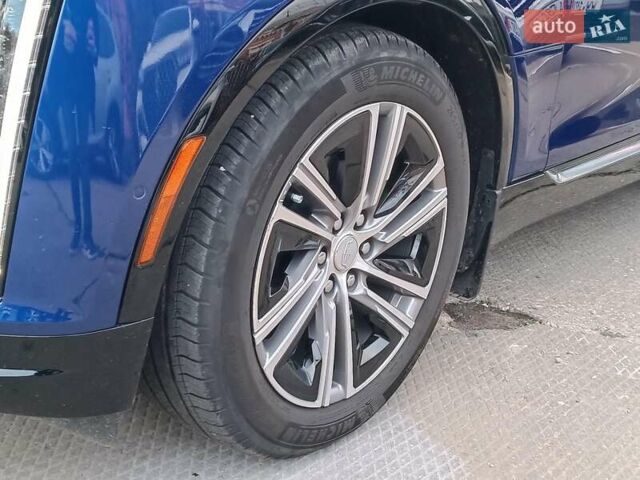 Синий Кадиллак Lyriq, объемом двигателя 0 л и пробегом 25 тыс. км за 45280 $, фото 4 на Automoto.ua