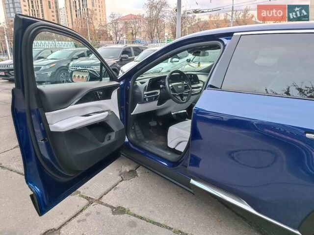 Синий Кадиллак Lyriq, объемом двигателя 0 л и пробегом 25 тыс. км за 45280 $, фото 23 на Automoto.ua