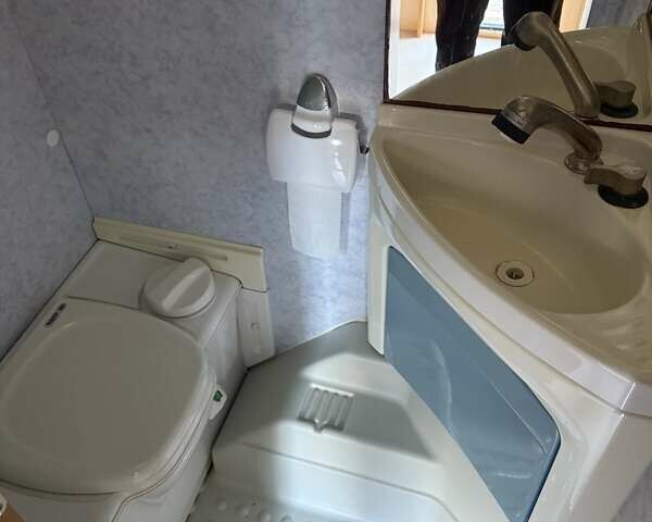 Каравелла Antares Luxe 2003 у Чернівцях на Automoto.ua Білий Каравелла Antares Luxe, об'ємом двигуна 0 л та пробігом 3 тис. км за 6300 $, фото 15 на Automoto.ua