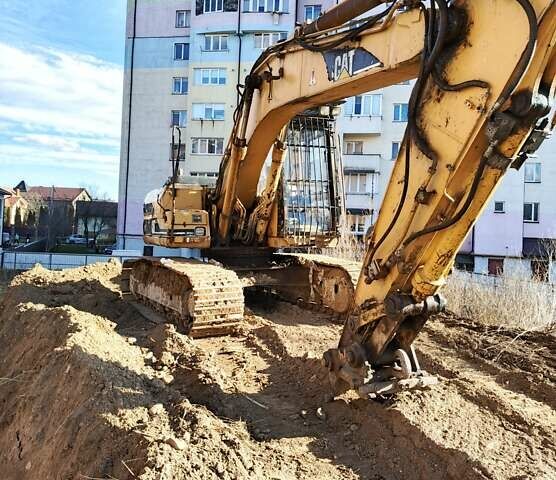 Желтый Катерпиллер 318, объемом двигателя 0 л и пробегом 13 тыс. км за 12000 $, фото 1 на Automoto.ua