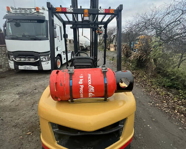 Желтый Катерпиллер ГП, объемом двигателя 2.2 л и пробегом 6 тыс. км за 13999 $, фото 2 на Automoto.ua