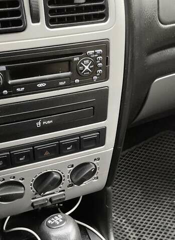 Бежевый Чери Амулет, объемом двигателя 1.6 л и пробегом 170 тыс. км за 1350 $, фото 4 на Automoto.ua