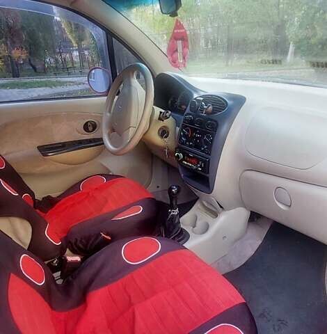 Красный Чери Кью Кью, объемом двигателя 1.08 л и пробегом 132 тыс. км за 1750 $, фото 5 на Automoto.ua