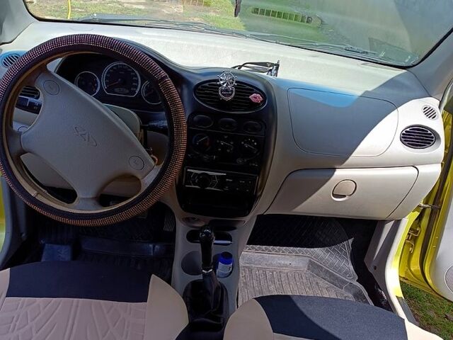 Желтый Чери Кью Кью, объемом двигателя 1.1 л и пробегом 112 тыс. км за 2130 $, фото 2 на Automoto.ua