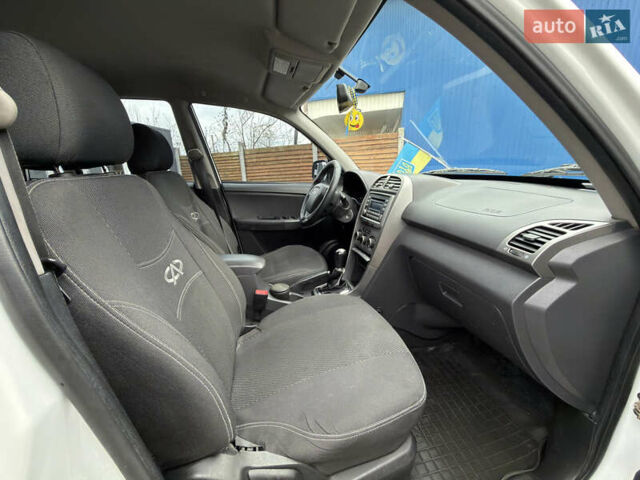 Белый Чери Тигго, объемом двигателя 1.85 л и пробегом 200 тыс. км за 4600 $, фото 13 на Automoto.ua