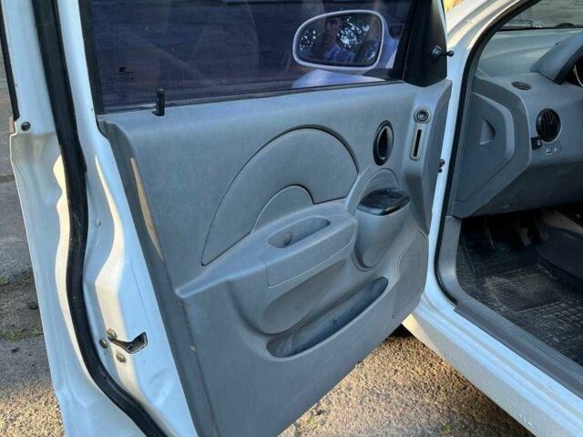 Білий Шевроле Авео, об'ємом двигуна 1.5 л та пробігом 300 тис. км за 2500 $, фото 11 на Automoto.ua