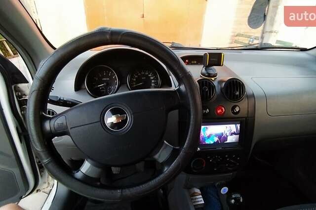 Белый Шевроле Авео, объемом двигателя 1.5 л и пробегом 250 тыс. км за 3700 $, фото 7 на Automoto.ua