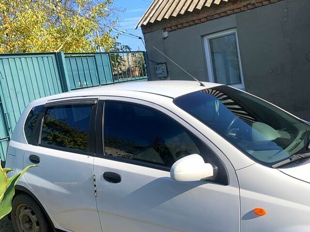 Белый Шевроле Авео, объемом двигателя 1.5 л и пробегом 400 тыс. км за 2200 $, фото 2 на Automoto.ua