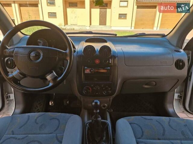 Белый Шевроле Авео, объемом двигателя 1.5 л и пробегом 250 тыс. км за 1950 $, фото 4 на Automoto.ua