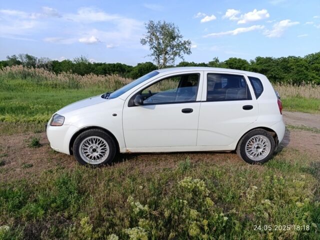 Белый Шевроле Авео, объемом двигателя 1.5 л и пробегом 340 тыс. км за 2750 $, фото 2 на Automoto.ua