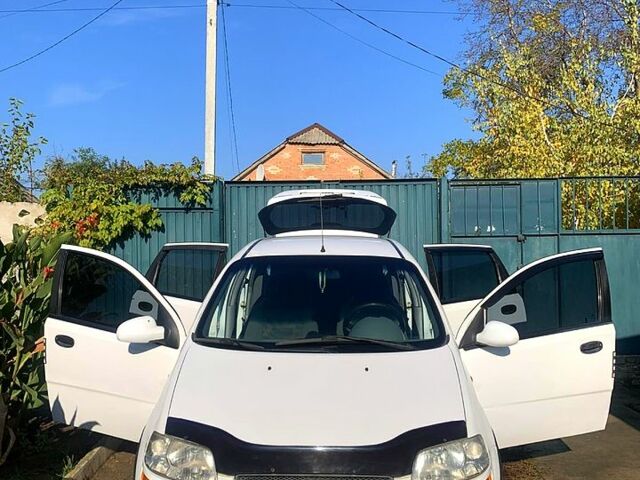 Белый Шевроле Авео, объемом двигателя 1.5 л и пробегом 400 тыс. км за 2200 $, фото 1 на Automoto.ua