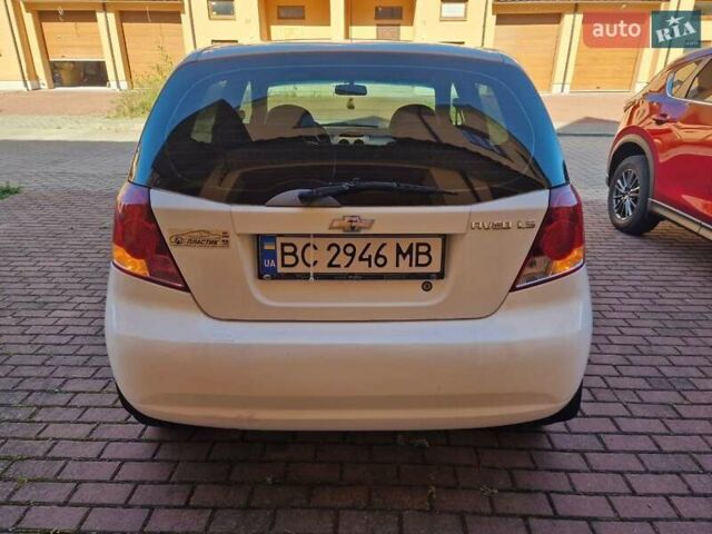 Белый Шевроле Авео, объемом двигателя 1.5 л и пробегом 250 тыс. км за 1950 $, фото 1 на Automoto.ua