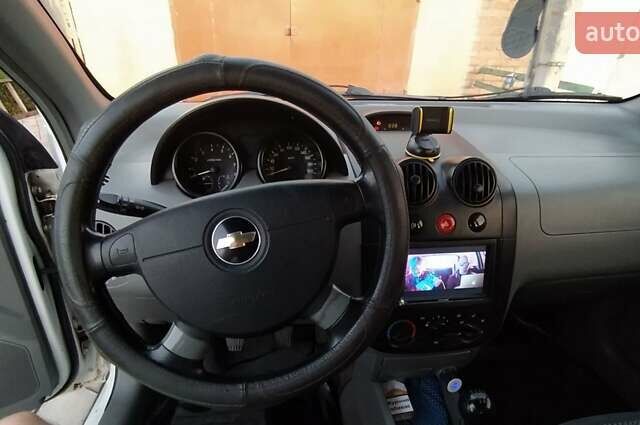 Белый Шевроле Авео, объемом двигателя 1.5 л и пробегом 250 тыс. км за 3700 $, фото 1 на Automoto.ua
