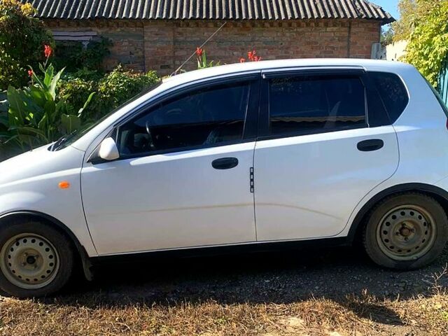 Белый Шевроле Авео, объемом двигателя 1.5 л и пробегом 400 тыс. км за 2200 $, фото 3 на Automoto.ua