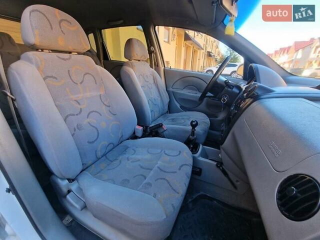 Белый Шевроле Авео, объемом двигателя 1.5 л и пробегом 250 тыс. км за 1950 $, фото 17 на Automoto.ua