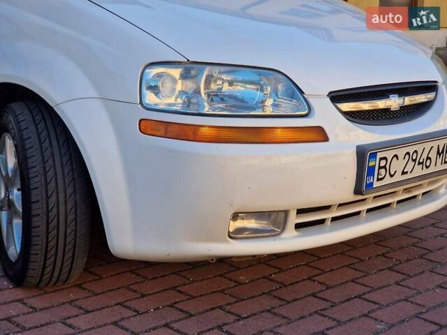 Белый Шевроле Авео, объемом двигателя 1.5 л и пробегом 250 тыс. км за 1950 $, фото 2 на Automoto.ua