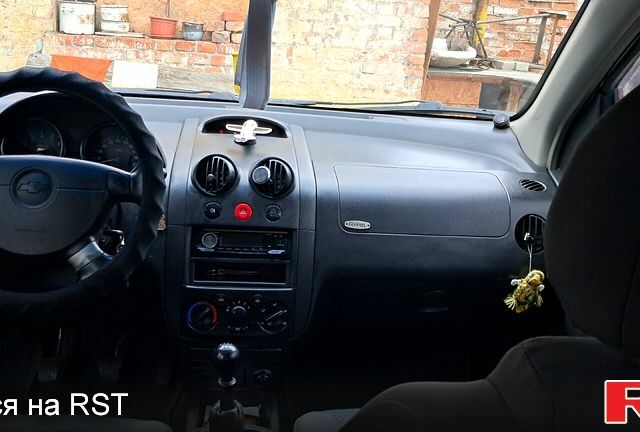 Білий Шевроле Авео, об'ємом двигуна 1.5 л та пробігом 200 тис. км за 2600 $, фото 4 на Automoto.ua